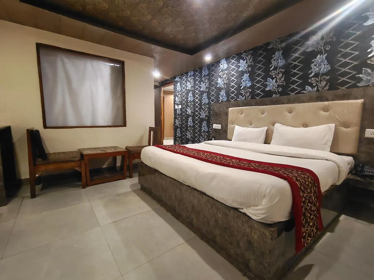Mountain Zest-Simla Royale Near Mall Road-Free Pickup From Railway Station Simla 2*, Shimla
