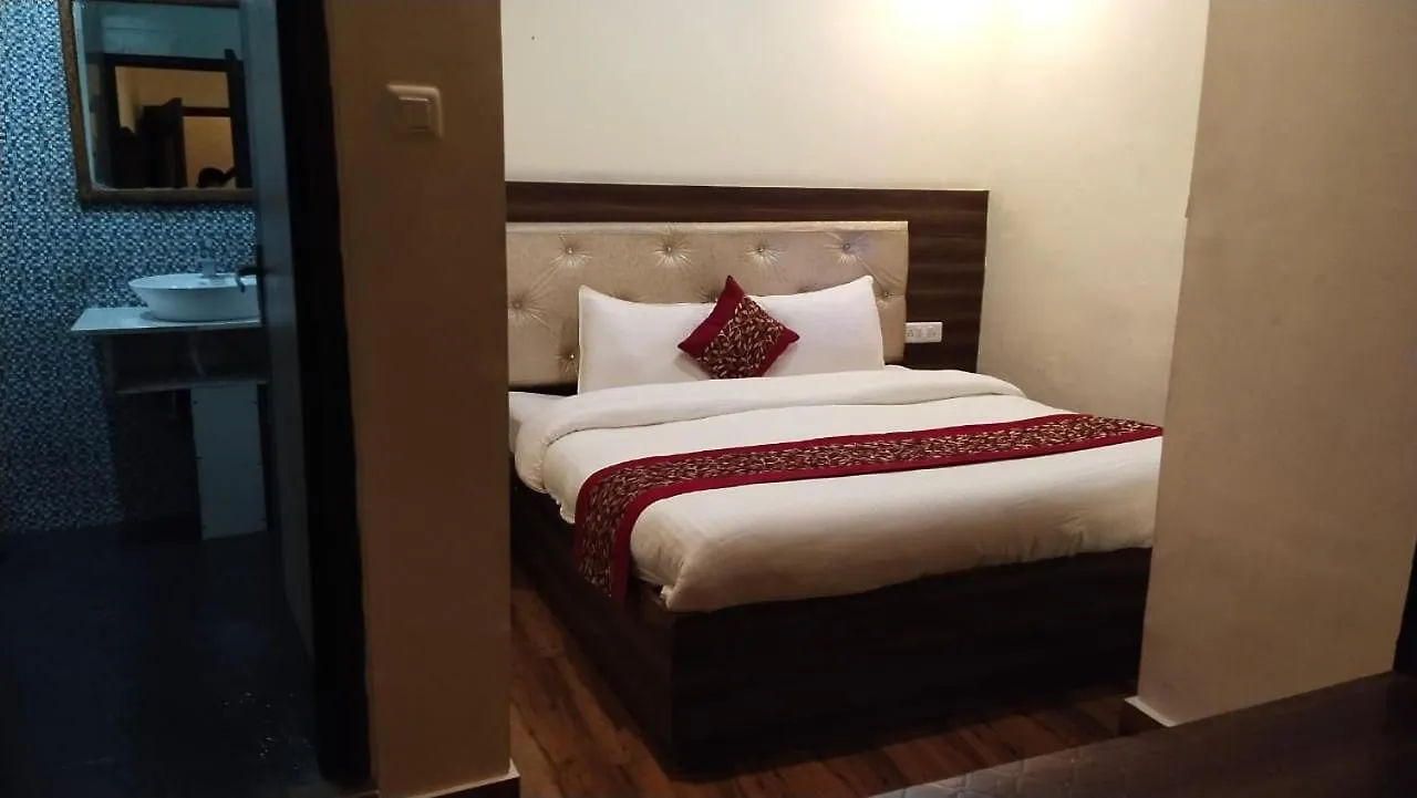 Mountain Zest-Simla Royale Near Mall Road-Free Pickup From Railway Station Simla 2*, Shimla India